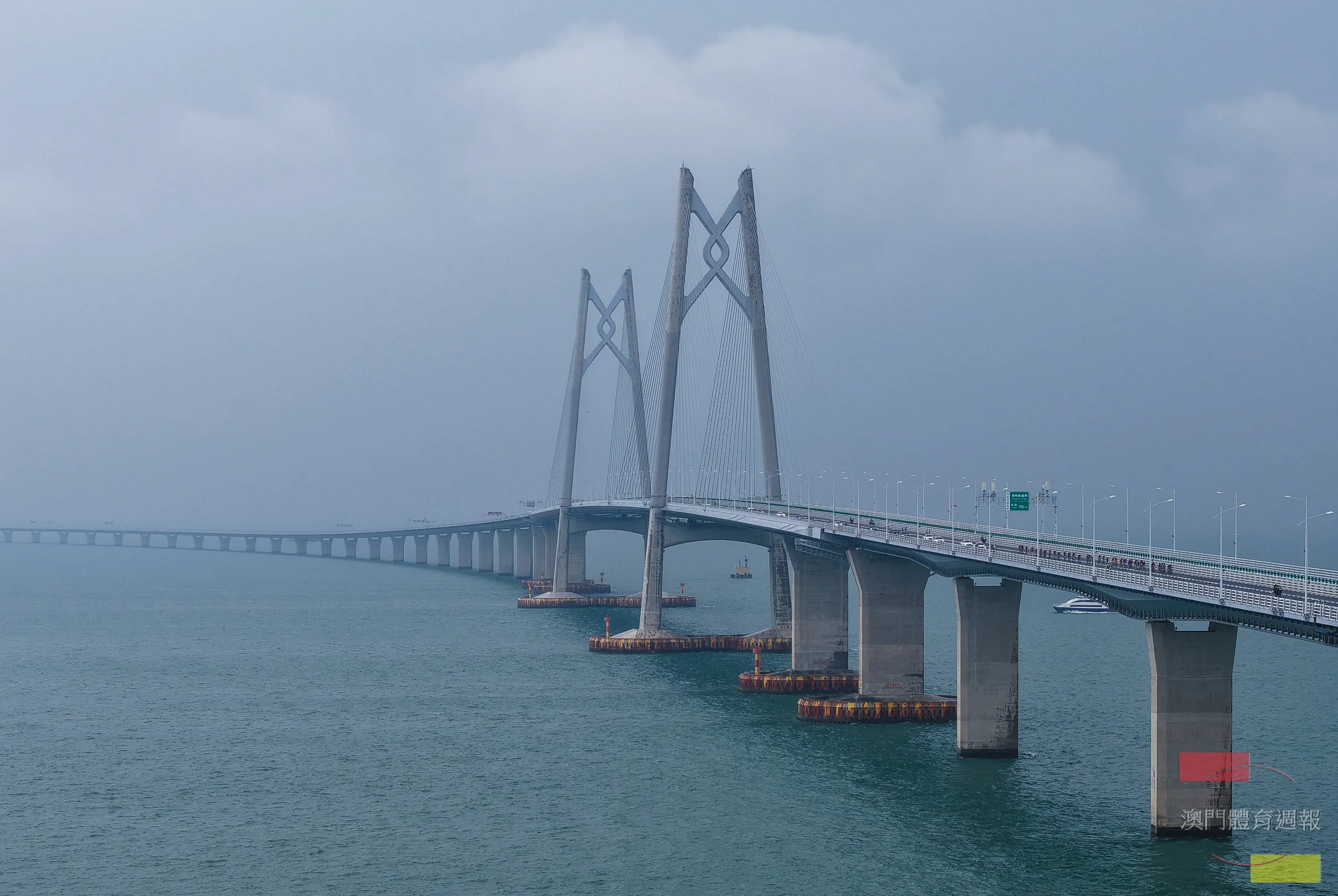 Ａ１　在世界跨海距離最長的橋隧組合的港珠澳大橋作自行車賽，書寫了三項重要的歷史紀錄。 (封面).JPG